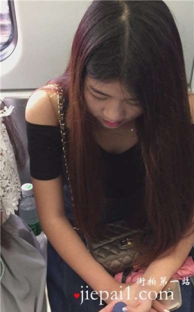 地铁上拍摄文静甜美颜值高的女孩