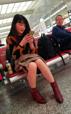 高铁站候车的肉色丝袜红色高跟漂亮美少妇玩自拍