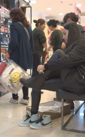 穿黑色棉袜的皮裤美女