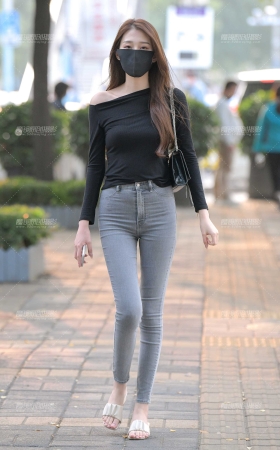 灰色紧牛美美女 [24P]