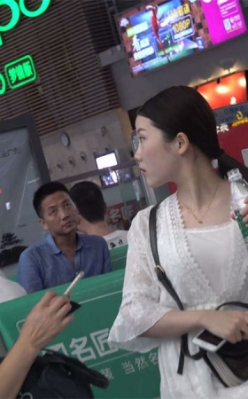 候车室里的美女