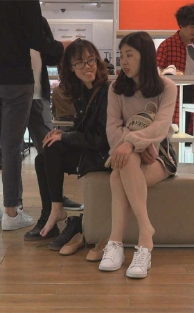 街拍鞋店没事试鞋子的美好时光