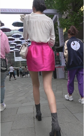 漂亮的红裙长腿美女