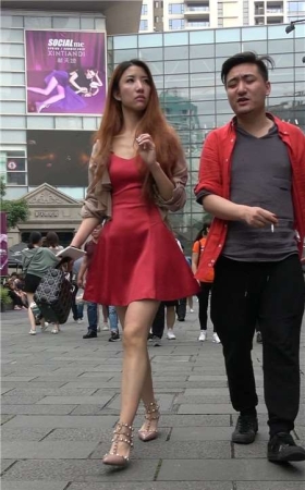 4K-超气质红色连衣裙街拍美腿美女姐姐 [1.40 GB]