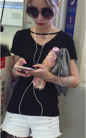大腿上满是纹身的妹子