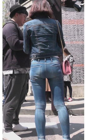 牛仔紧身短发美女