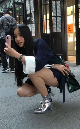 4k-爱拍照的俩姐妹大街上摆出各种诱惑姿势 [2.25 GB]