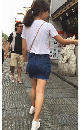 包臀牛仔裙小姐姐