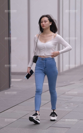 秋意紧牛美女 [17P]
