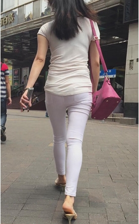 白裤女孩
