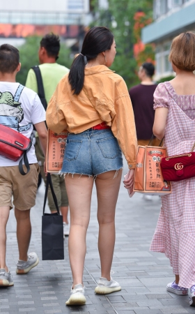 热裤月牙小姐姐