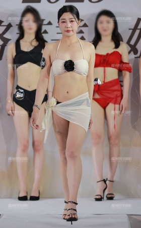 白色泳装 [24P]