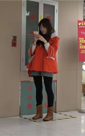 4K - 红衣美眉雪白嫩足试鞋视频 [1.09 GB/MP4]
