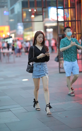 漂亮的牛仔裙小姐姐