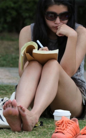 No793 漂亮女生脱鞋静静阅读，一双细足极致骨感