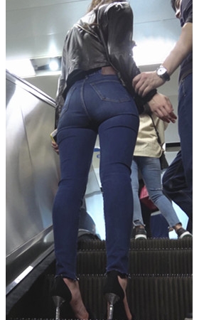 紧身牛仔裤妹子
