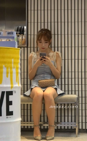 4K - 性感短裙街拍高跟街拍美女商店坐姿 [1.52 GB/MP4]