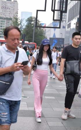 粉色休闲裤小姐姐