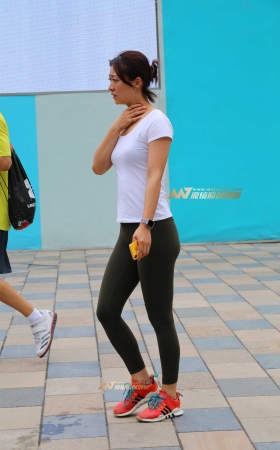 紧致军绿色健美裤的她 [16P]