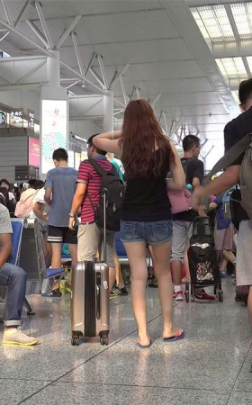 长发长腿妹子，小背心显得火辣性感