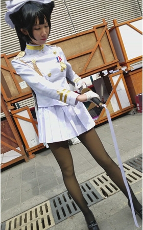 持刀白色制服cosplay美眉