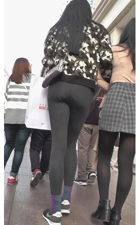 漂亮的黑色紧身裤美女