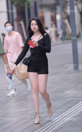 肉嘟嘟的大白腿女孩~ [17P]