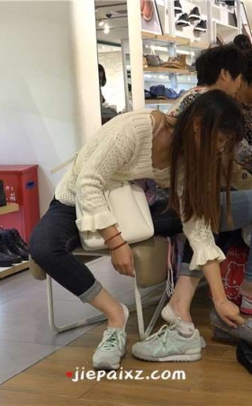 4K - 苗条身材紧身牛仔少F试鞋，一双洁白美足 [1.30 GB/MP4]