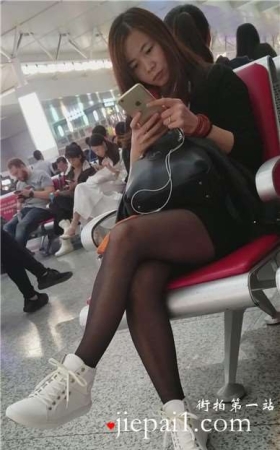 4k-候车室拍摄黑色丝袜美腿美女