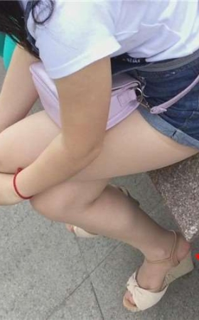 清纯牛仔热裤小妹石凳上坐着，清纯白腿。