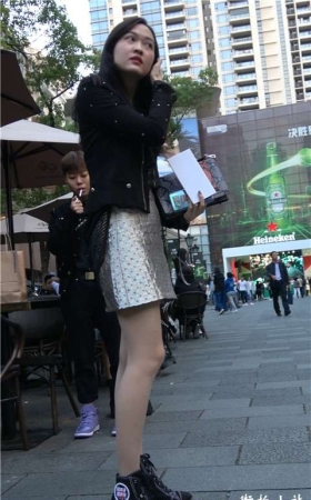 街拍丝袜气质美女摆拍 [1.62 GB/MP4]