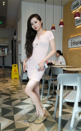 粉色裙装裸足