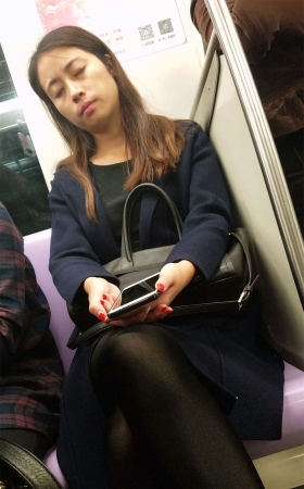 地铁少妇闪亮黑色丝袜细长美腿
