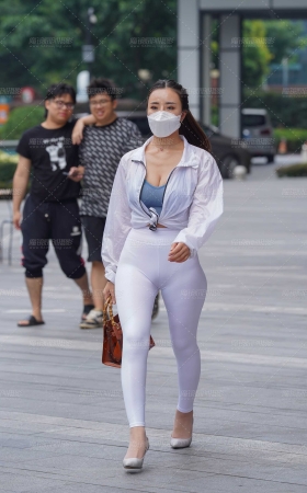 白裤女人