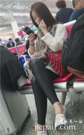 4k-高铁站候车室拍摄长腿丝袜打底裤小清新美女姐姐