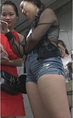 丰腴热裤美女