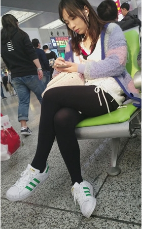 漂亮的黑丝丝袜女孩