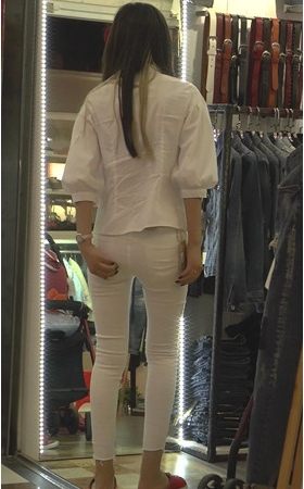 试衣的白裤美女