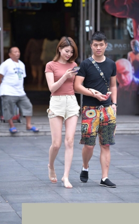 街头上一双热裤美腿成为焦点3A3717[578M]