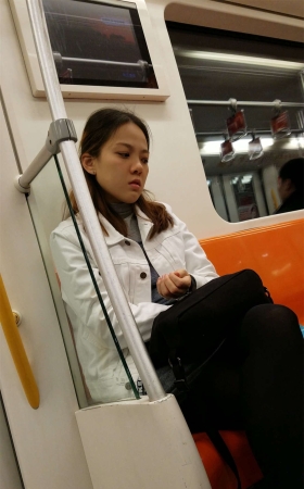 地铁拍摄黑色丝袜长发少妇