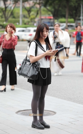 [辉辉赛贴]灰色丝袜jk校服美眉 [11P]