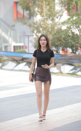 褐色皮短裙丝袜美女