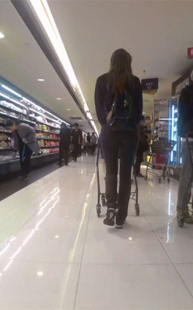 逛超市的苹果臀紧身裤少妇