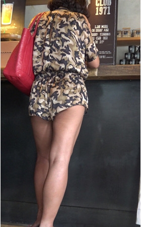 短发套装妹子