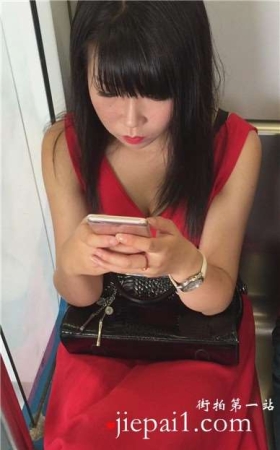 地铁上的红裙美眉，事业线微露。