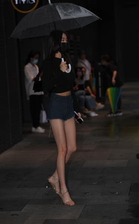 街拍：腿爷，真心美腿女孩