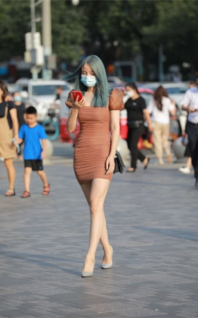 红色紧身包臀裙白嫩美腿