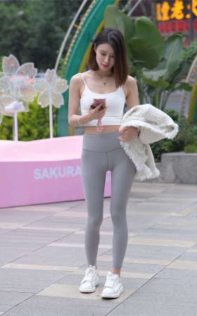 一始街拍作品 灰色瑜伽裤美女