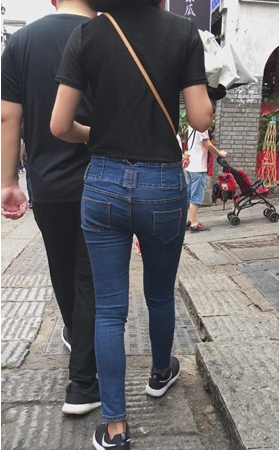 黑衣牛仔裤妹子