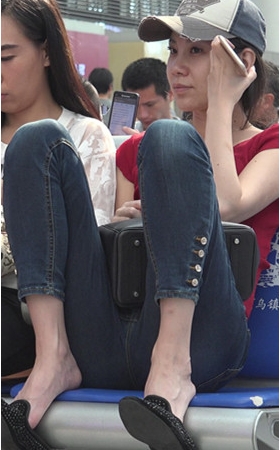 带着鸭舌帽的牛仔裤妹子